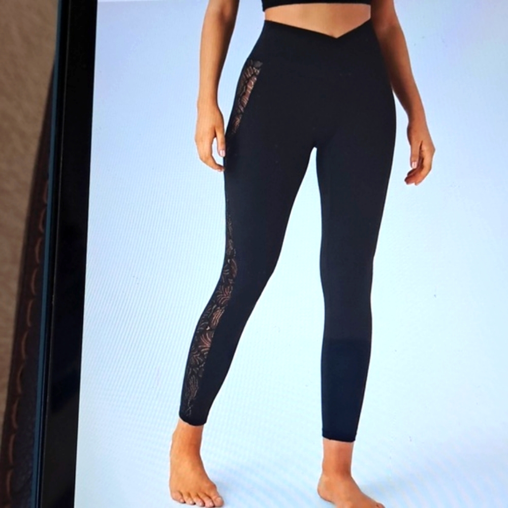 MEDIUM 7/8. HALARA SOFTLY ZERO CROSSOVER LACE YOGA LEGGING - Picture 3 of 9